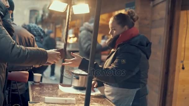 Prag, Tjeckien - 24 December 2016: Street food leverantören ger köparen godis. — Stockvideo