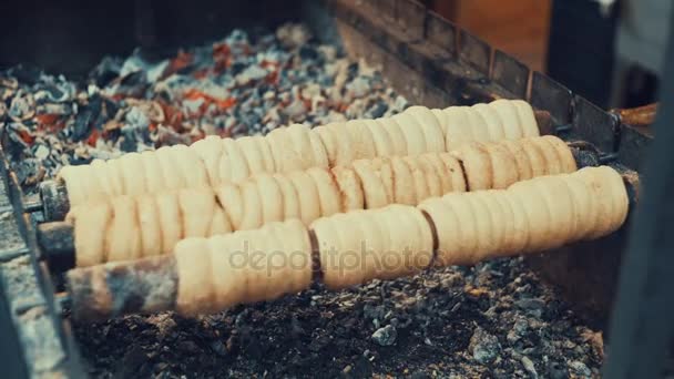 Trdelnik хлібобулочні на вуличний ринок у Празі, Чеська Республіка. Чеська солодощі. — стокове відео