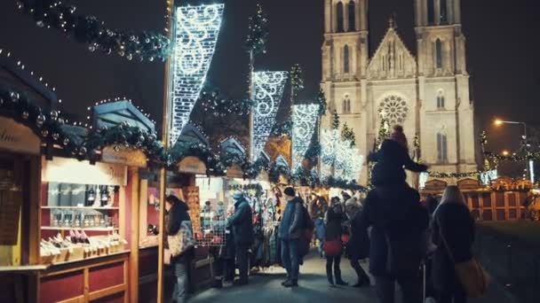 Prag, Tjeckien - 24 December 2016: traditionella julmarknader på Peace square i Prag, Tjeckien, med många besökare — Stockvideo