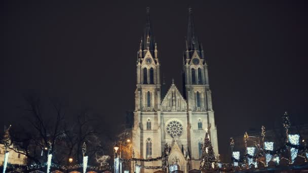 Prague, Tsjechië - 24 December 2016: traditionele kerstmarkten in vrede square in Praag, in de buurt van de St. Lyudmila nachts — Stockvideo