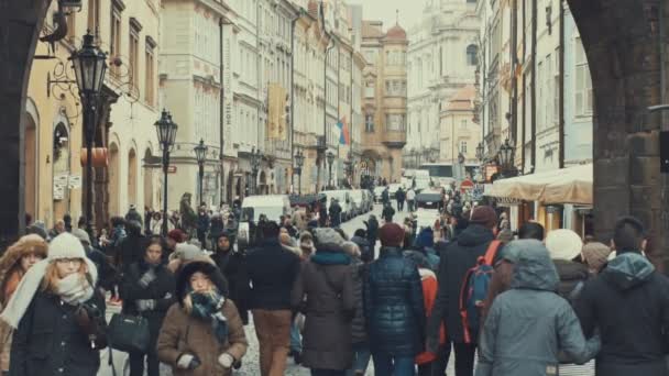 Prague, Tsjechië - 24 December 2016: menigte van mensen in de straten van Praag - slow motion — Stockvideo