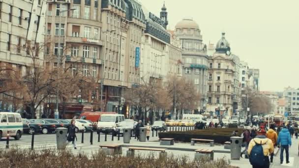 Prague, Cseh Köztársaság - 2016. December 24.: békés európai város - a Prága központjában, az emberek halad át az utcán — Stock videók