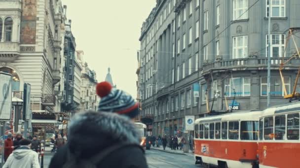 布拉格，捷克共和国-2016 年 12 月 24 日︰ 驾驶公共交通布拉格中心是继老电车后面在冬季的时候. — 图库视频影像