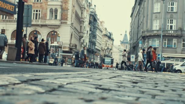 Прага, Чехія - 24 грудня 2016: натовп людей на вулицях Праги. Повільний рух. — стокове відео