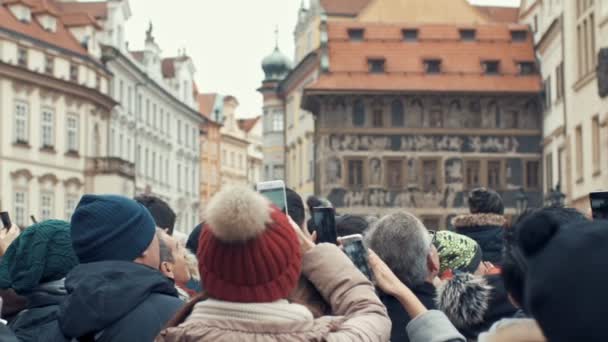 Prague, Tsjechië - 24 December 2016: toeristen horloge op de beroemde astronomische klok op het stadhuis in Praag. Het is de derde oudste astronomische klok in de wereld — Stockvideo