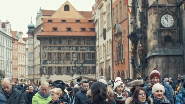 Prague, Çek Cumhuriyeti - 24 Aralık 2016: Belediye Binası Fotoğraf astronomik saat - yavaş hareket ile çekici turist — Stok video