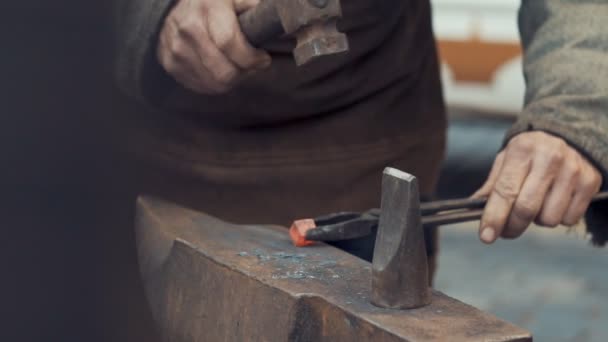 Smith begins to forge with hot metal cube. Slow motion. — Stock Video