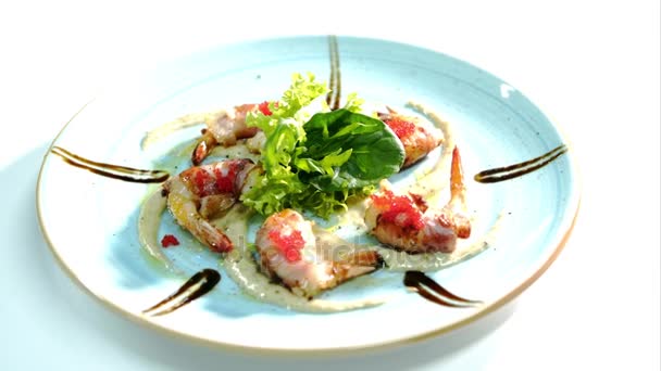 Una deliciosa ensalada con camarones en plato blanco — Vídeos de Stock