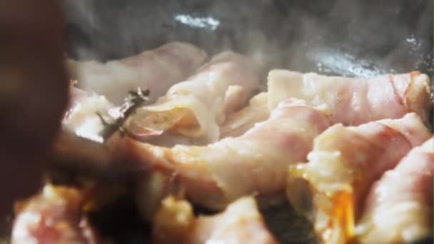 Cooking shrimp in a pan in the kitchen at the restaurant - slow motion. — Stock Video