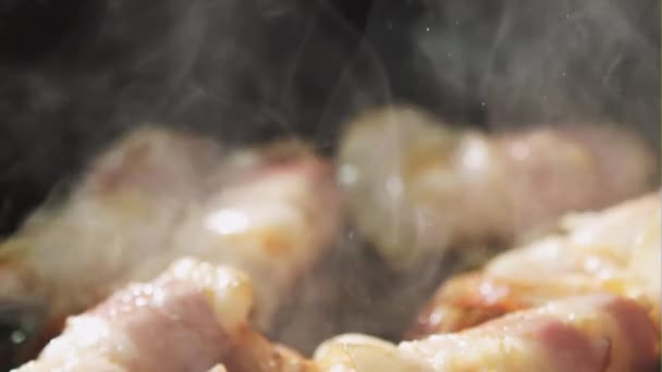 Garnalen met peterselie en kalk in een koekenpan cook mixen, close-up, slow-motion — Stockvideo