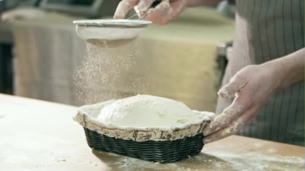 Hausgemachtes Brot. Herstellung von traditionellem hausgemachtem Brot. Zeitlupe. — Stockvideo