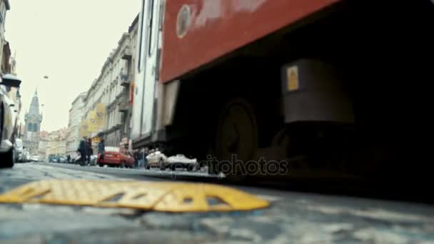 Prague, Çek Cumhuriyeti - 24 Aralık 2016: insanlar ve tramvaylar eski Avrupa kenti sokaklarında bir hızlı hareket — Stok video