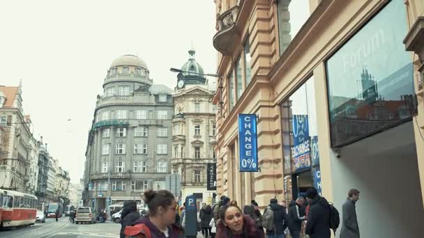 Прага, Чехія - 24 грудня 2016: люди обмін валюти на головній вулиці міста Прага — стокове відео
