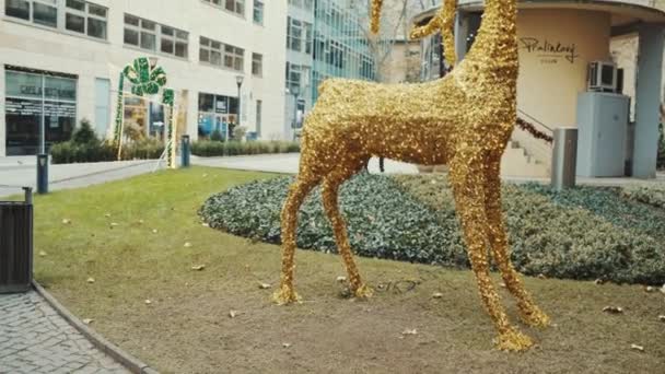 Prag, Tschechische Republik - 24. Dezember 2016: Dekorative Hirschgoldfarbe im Büropark zur Weihnachtszeit — Stockvideo