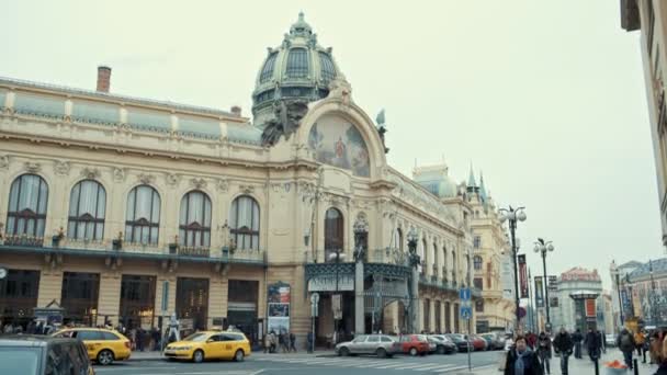 Praha, Česká republika - 24. prosince 2016: pohled na obecní dům na náměstí republiky v Praze. Staré město je proslulé destinace v Praze. — Stock video