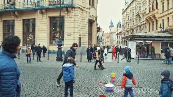 Praga, República Checa - 24 de diciembre de 2016: performer entreteniendo a chidren con burbujas. Stare Mesto, Ciudad Vieja de Praga, República Checa — Vídeos de Stock