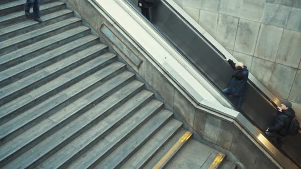 Prag, Tjeckien - 24 December 2016: människor som flyttar på rulltrappan och trappor till en tunnelbanestation. — Stockvideo