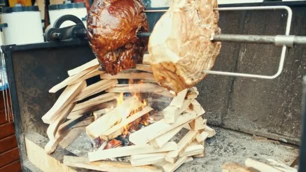 Praga Feira de Natal, a carne é cozida sobre uma fogueira ao ar livre, comida tradicional checa — Vídeo de Stock