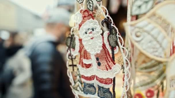 Волшебная атмосфера Рождества на рынке — стоковое видео