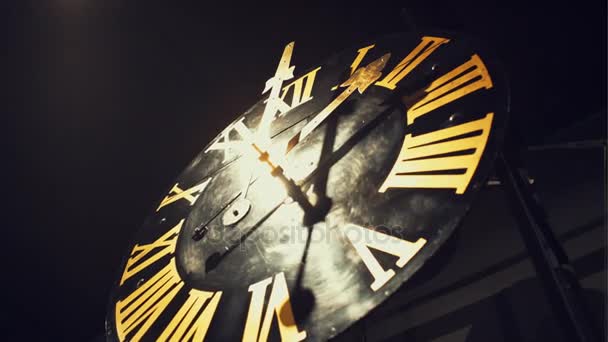 Grande orologio antico su sfondo nero. La luce cade sulle mani e crea un'atmosfera mistica . — Video Stock