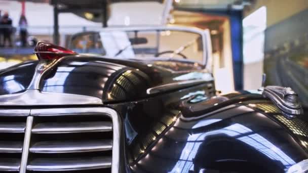 Огюст, Чехия - 24 декабря 2016 года: деталь винтажного черного автомобиля в Национальном техническом музее в Огюсте — стоковое видео