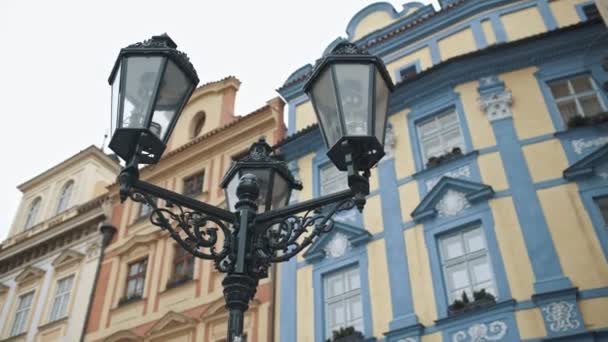 Lanterna preta vintage em uma rua da cidade em Praga . — Vídeo de Stock