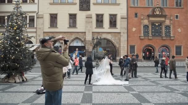 Прага, Чехия - 24 декабря 2016 года: Свадебная фотосессия перед астрономическими часами в Праге — стоковое видео