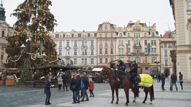 Prague, Tsjechië - 24 December 2016: paard politie patrouille in het centrale plein in Praag bij Kerstmis. — Stockvideo