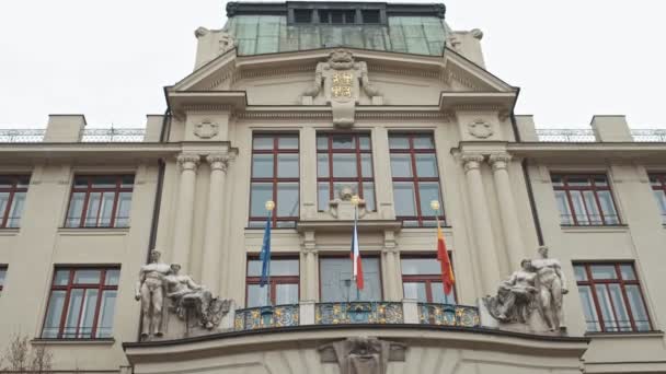 Prague, Cseh Köztársaság - 2016. December 24.: Palace, Prága, Cseh, Eu zászlók, rezidencia a prágai városháza. — Stock videók