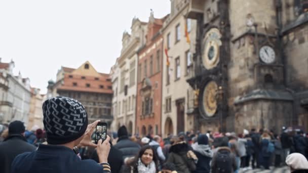 Praga, República Checa - 24 de diciembre de 2016: Grupo de turistas tomando fotos del ayuntamiento con reloj astronómico - Orloj — Vídeos de Stock