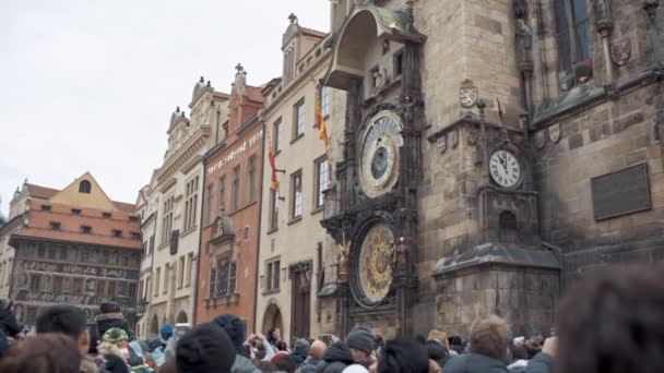 Praga, República Checa - 24 de diciembre de 2016: Reloj Astronómico uno de los puntos de referencia de Praga, donde los turistas visitan . — Vídeo de stock