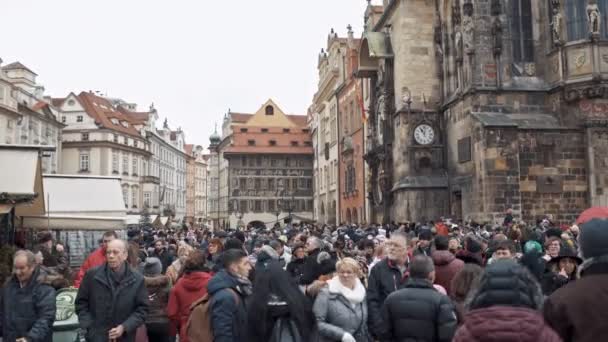 Praga, República Checa - 24 de diciembre de 2016: Plaza de la Ciudad Vieja llena de gente, popular destino turístico. Gente haciendo fotos de un reloj astronómico de referencia local — Vídeo de stock