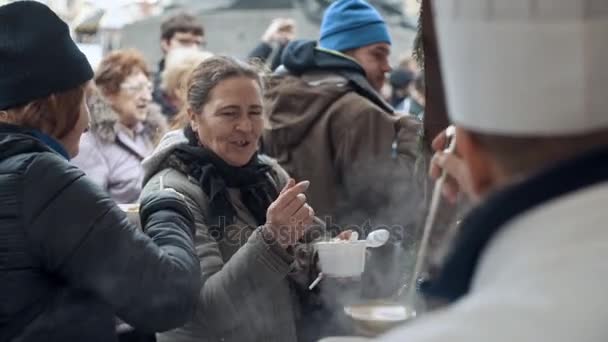 Prague, République tchèque - 24 décembre 2016 : Un maire de Prague distribue gratuitement de la soupe de poisson avant Noël sur la Place de la Vieille Ville, Prague, République tchèque — Video