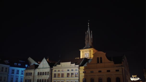 Исторические здания в старом готическом городе ночью . — стоковое видео