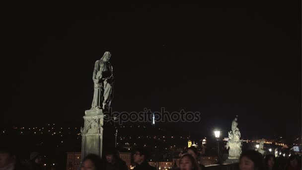 Prag, Tjeckien - 24 December 2016: natt syn på belysta Karlsbron i Prag, Tjeckien. — Stockvideo