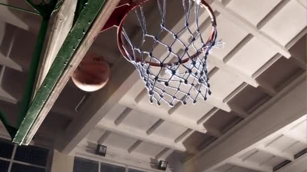 Baloncesto pasando por la canasta en un estadio deportivo — Vídeos de Stock