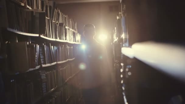 Estudante com óculos veio à biblioteca à noite — Vídeo de Stock