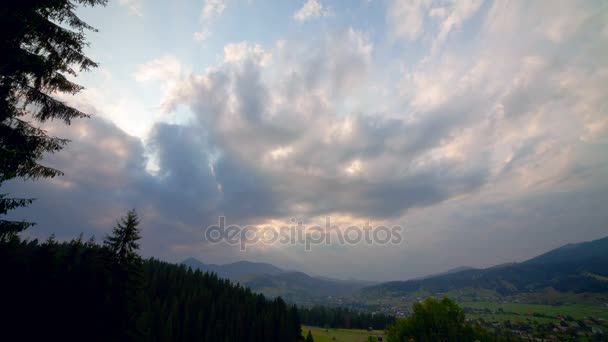 Vueltas en el tiempo: Puesta de sol sobre los Cárpatos de Verkhovyno — Vídeos de Stock