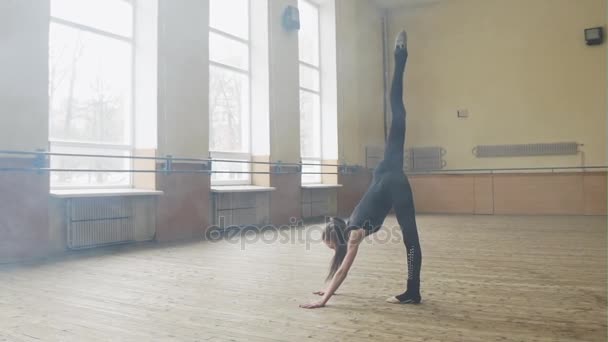 Moderní tanec s prvky akrobacie. Školení mladých dívek v prostorné hale velykopo. — Stock video