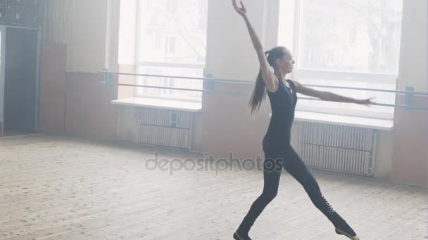 Красивая молодая танцовщица танцует трудный акробатический современный танец — стоковое видео