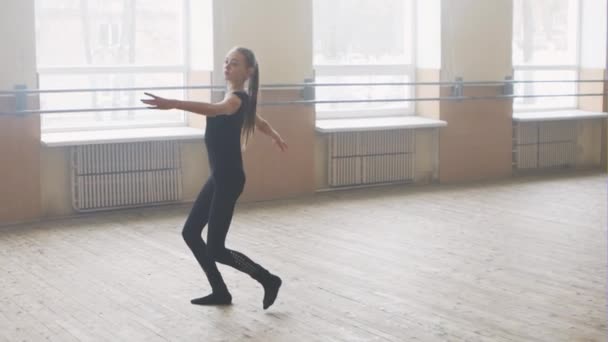 Κορίτσι εκπαίδευση τάξη χορού μπαλέτου. Αργή κίνηση. — Αρχείο Βίντεο