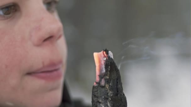 Reménytelenül fiú kinyílásakor tüzes fa ága a remény Kindle Fire. Lassú mozgás. — Stock videók