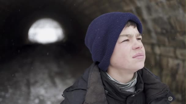 Hopplöst fattig pojke tittar ut långa tunneln. — Stockvideo