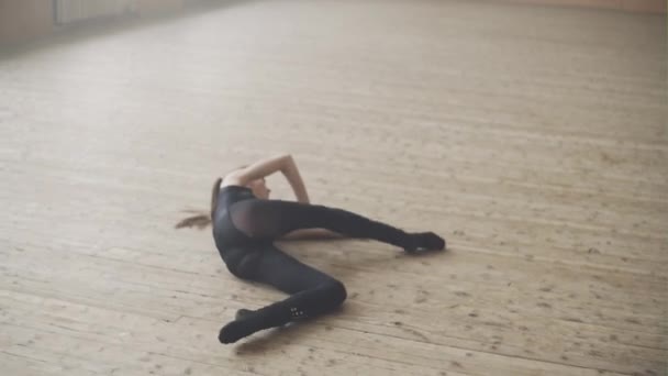 Bailarina de Ballet Femenina Practicando en Piso de Madera — Vídeos de Stock