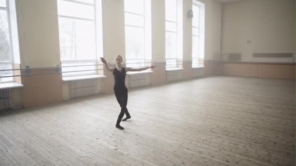 Corkscrew schakelen door weinig balletdanser — Stockvideo