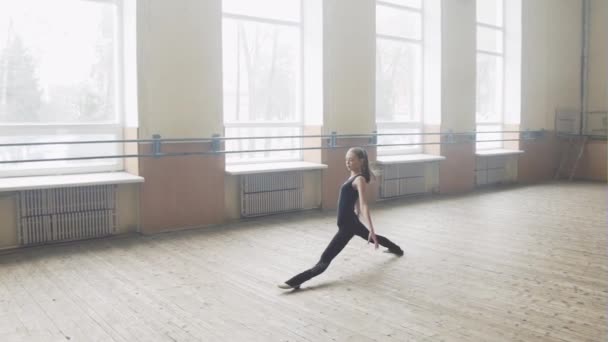 芭蕾舞蹈家的女孩做劈叉和图图 — 图库视频影像