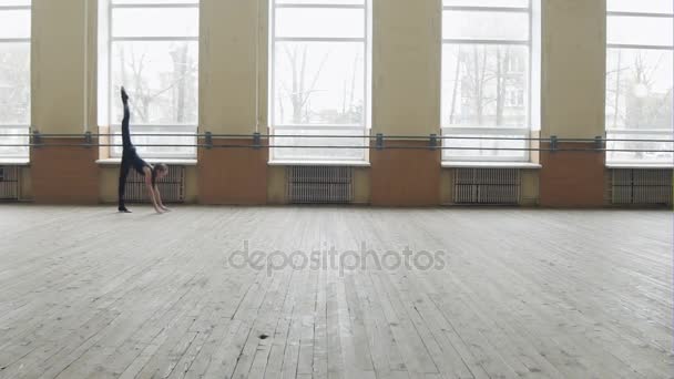 Красивая танцовщица показывает сальто — стоковое видео