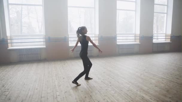 Taneční gymnastika dívka roztáhne Hall — Stock video