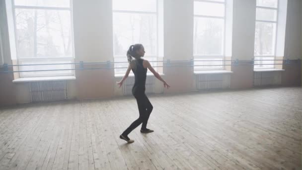 Mädchentanz Gymnastik dehnt Halle — Stockvideo