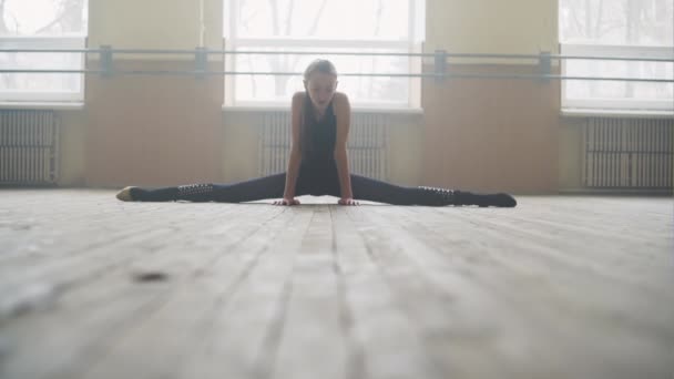Sportmädchen sitzt auf einem Bindfaden. Ballettkonzept. — Stockvideo